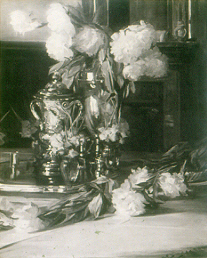 Bouquet de pivoines dans un vase d’argent