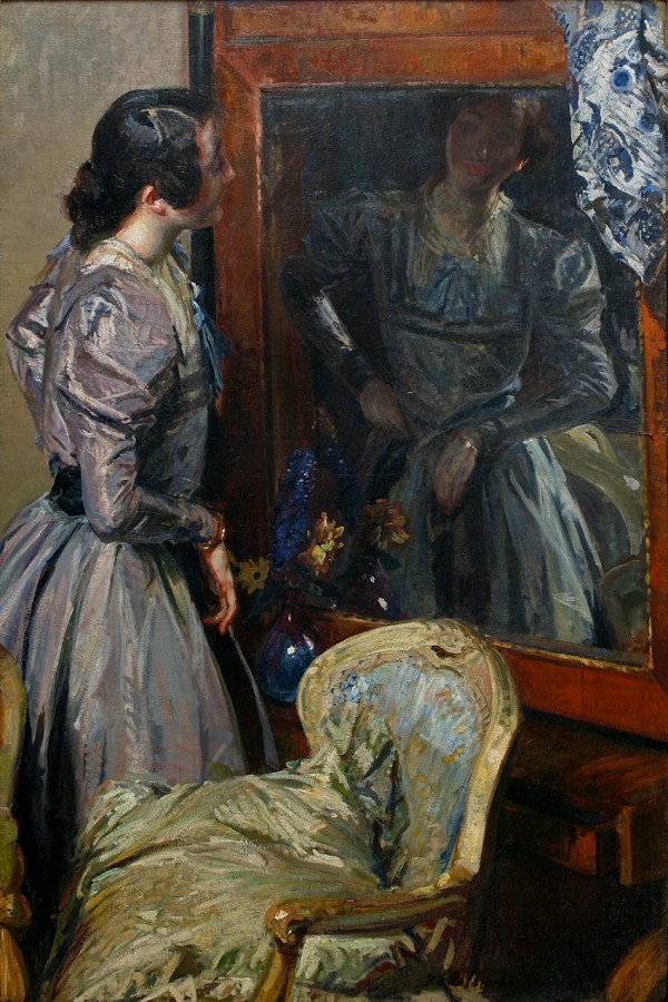 Désirée Manfred devant le miroir psyché