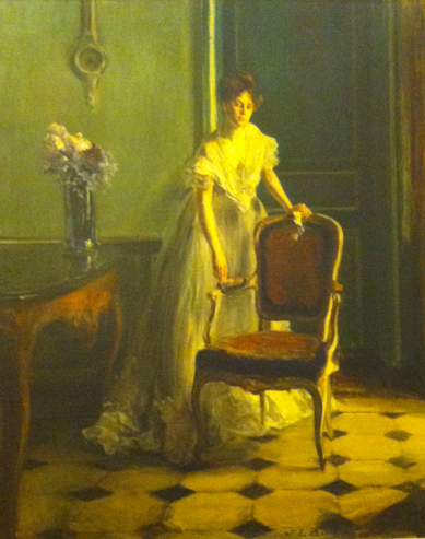 Lucie Esnault dans le vestibule vert