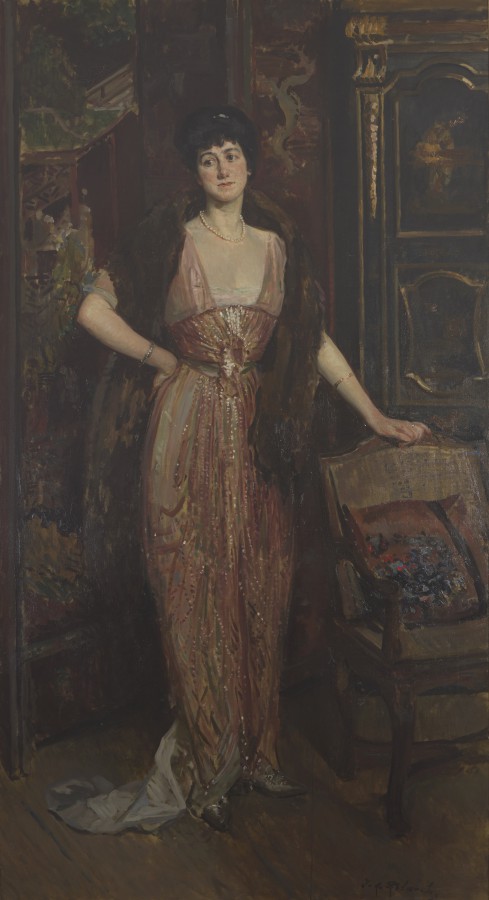 Femme en tenue de soirée dans l'atelier d'Auteuil