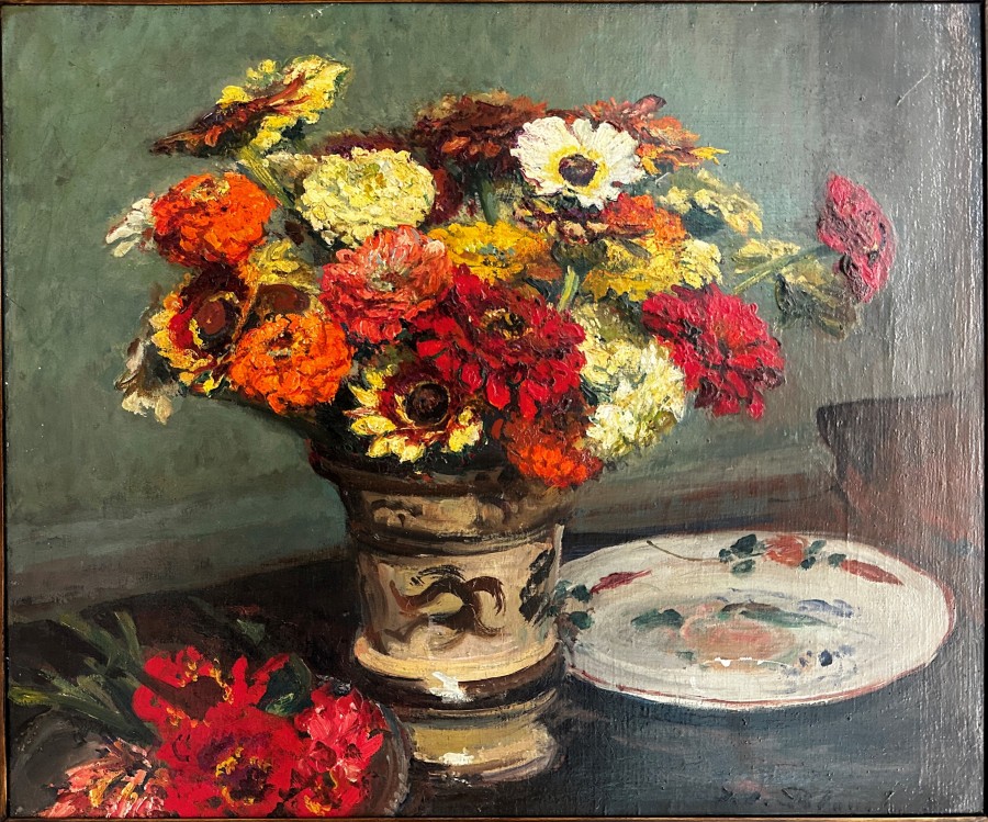 vase de fleurs sur une commode